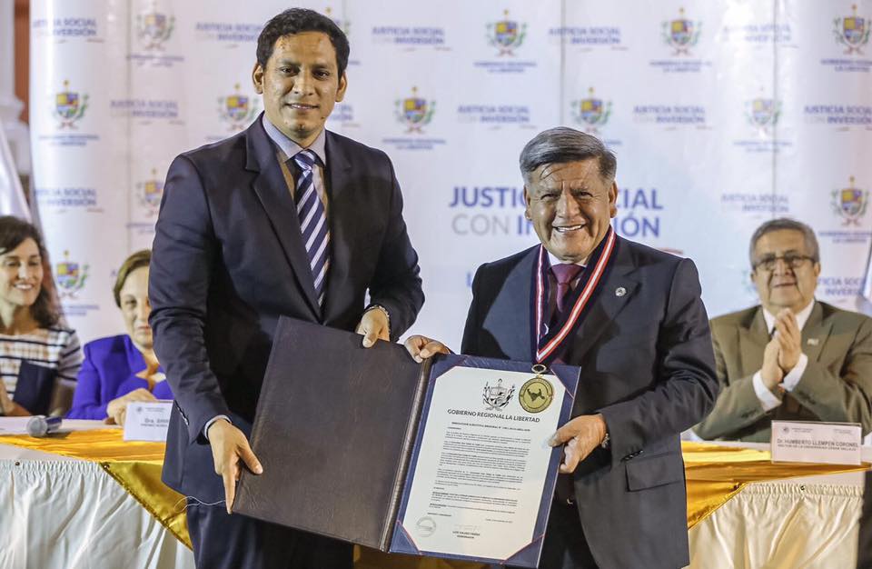 La Libertad: Lluvia de críticas por condecorar a César Acuña como "Huésped Ilustre"