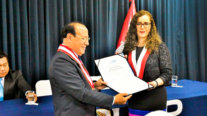 Congresista Rosa Bartra es condecorada por rector sentenciado de la U. San Pedro en Chimbote