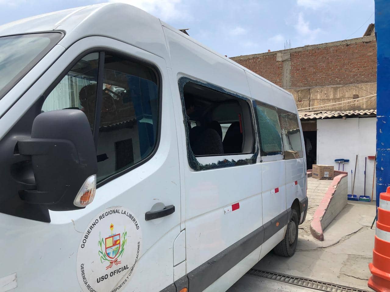 Trujillo: conductores informales destrozan ventanas de minivan para evitar ser fiscalizados