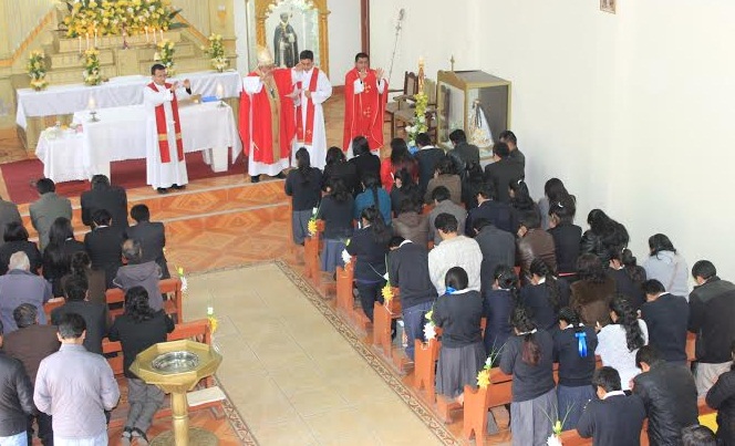  Monseñor Miguel Cabrejos confirmó a jóvenes de Quiruvilca