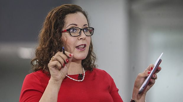 Congresista Rosa Bartra de acuerdo con reglamento de protocolo para procuradores del Estado