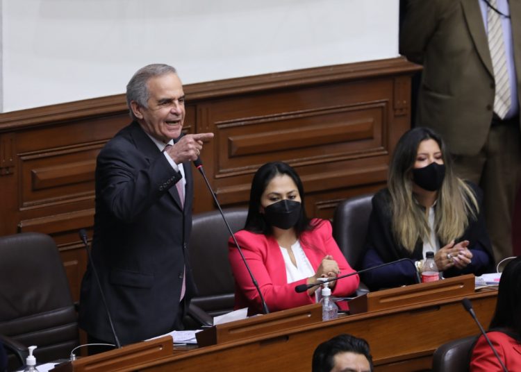 Chiabra da ultimátum: “Si Castillo nombra un Gabinete que no cumple las expectativas, o renuncia o el Congreso decidirá”