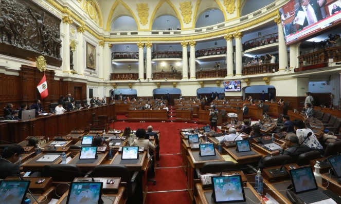 Legisladores se aferran a sus $100 mil por año