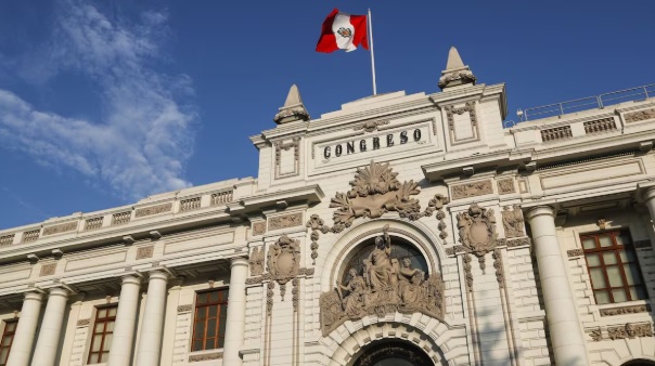 Archivan denuncia constitucional contra once congresistas por doble remuneración