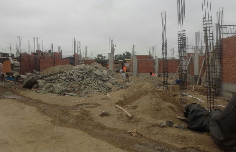 Lanzan bomba a jardín en construcción en el distrito El Porvenir
