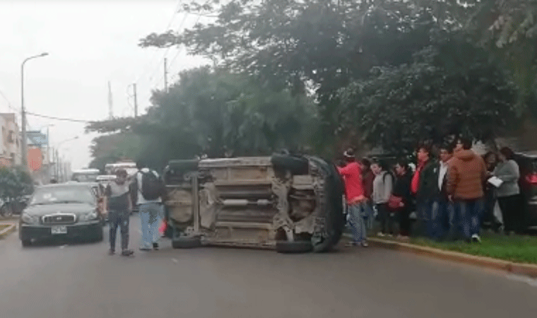 Trujillo: conductor ebrio choca contra taxi y luego se estrella con árbol