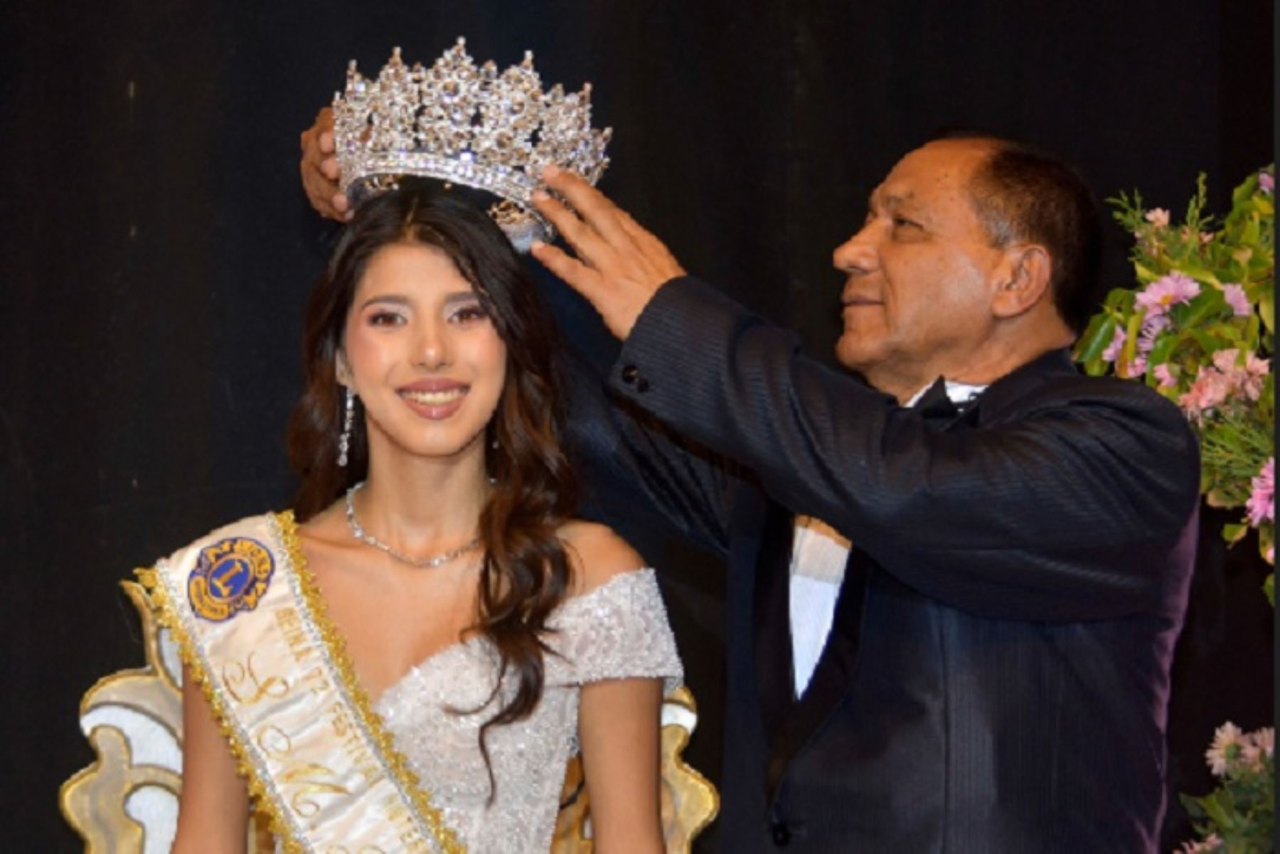 Coronan a Bárbara Gonzáles como la reina del 72° Festival de la Primavera en Trujillo 