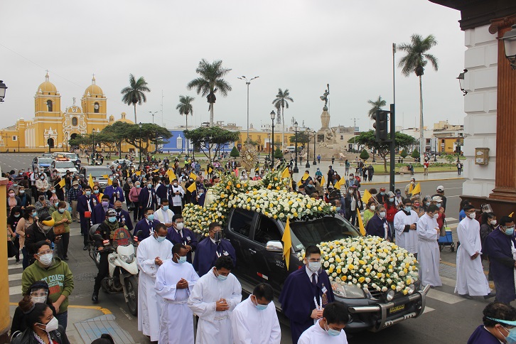 Corpus Christi recorre las 7 iglesias de Trujillo, llevando bendición y esperanza a familias