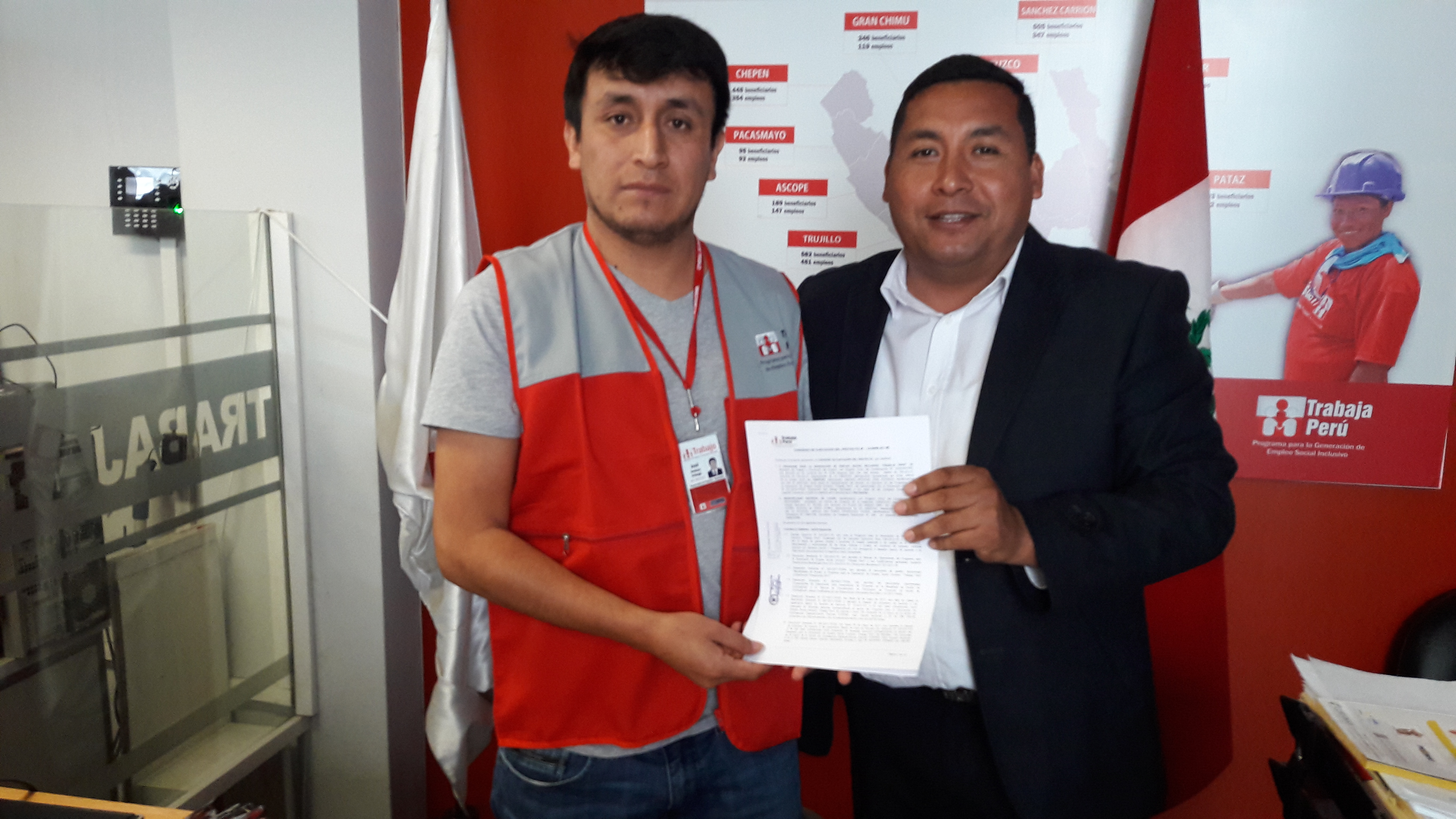 Alcalde de Huanchaco firma convenio con Trabaja Perú para mejorar calles del distrito
