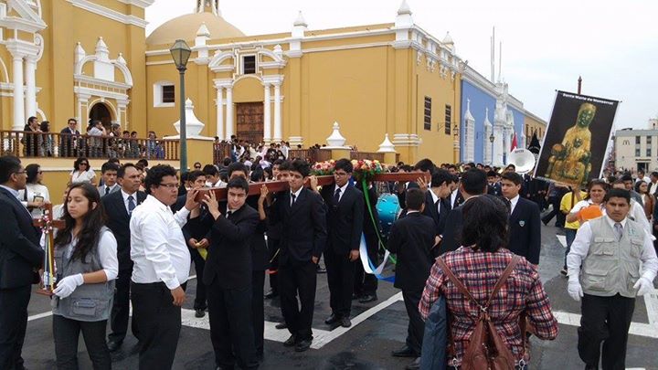 Cruz Peregrina visitó Colegio Seminario de San Carlos