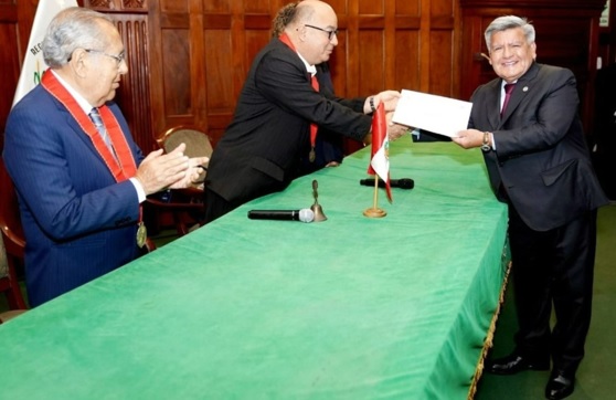 César Acuña recibe credencial como gobernador regional de La Libertad