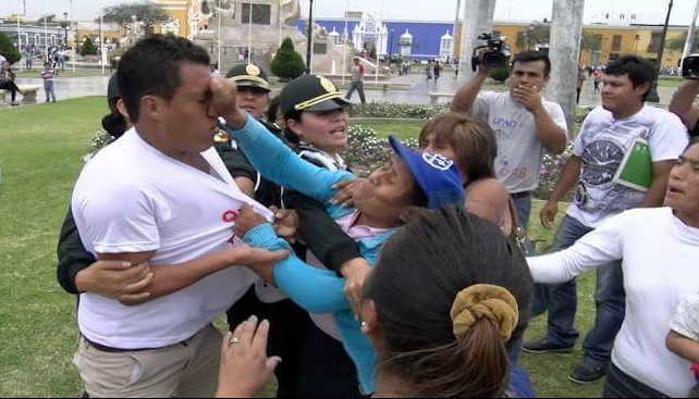 Golpean a joven por repartir volantes contra César Acuña