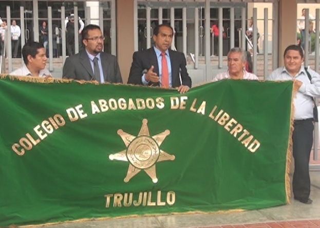 Abogados protestan por detención de su colega vinculado con "Los Malditos de Chicago"