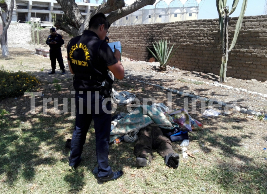 Hallan sin vida a indigente en medio de parque Covidunt