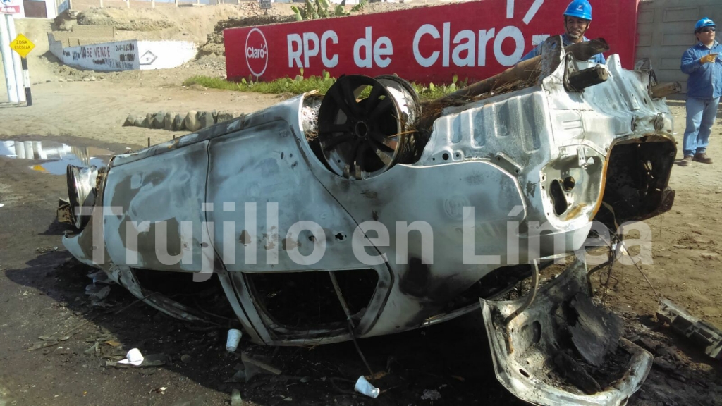 Trujillo: taxi se incendia en avenida La Marina