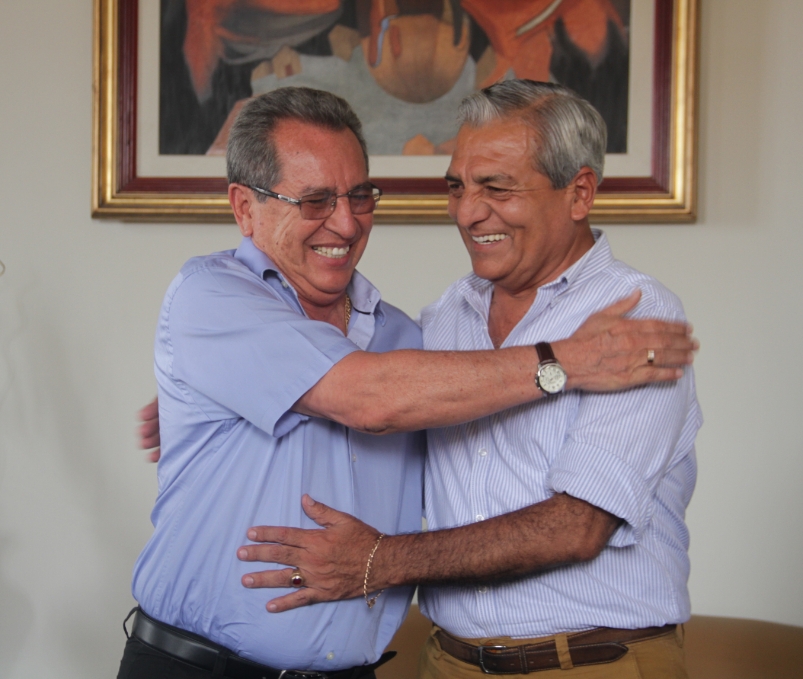 Elidio Espinoza y Fernando Burmester fuman la pipa de la paz