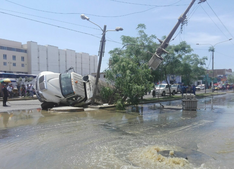 Trujillo: camión del Segat se hunde en medio de la pista y derriba postes de luz 
