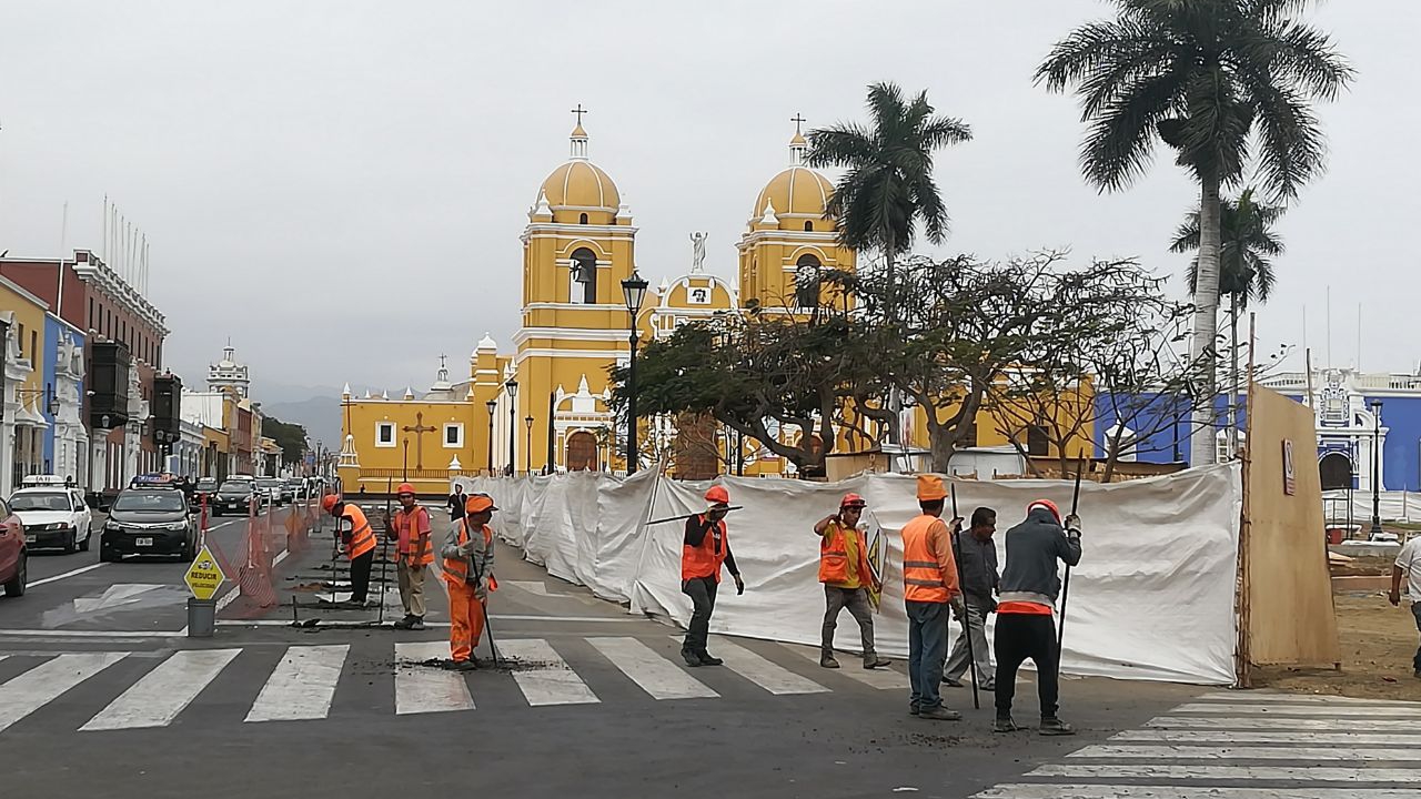 Amplían cerco que rodea obra en Plaza de Armas de Trujillo