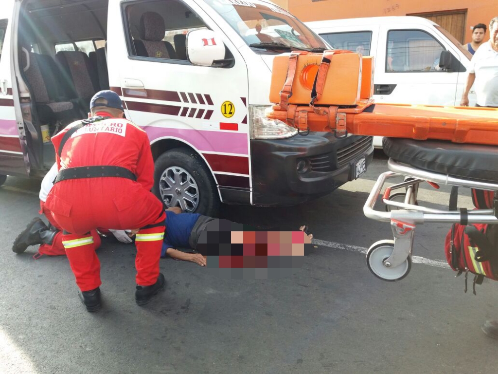 Trujillo: mujer casi pierde la pierna luego que dos combis la atropellaran