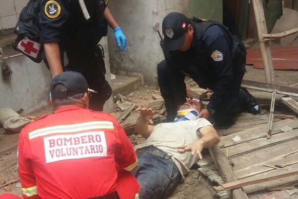 Obrero resulta herido en derrumbe de casona antigua en centro histórico de Trujillo