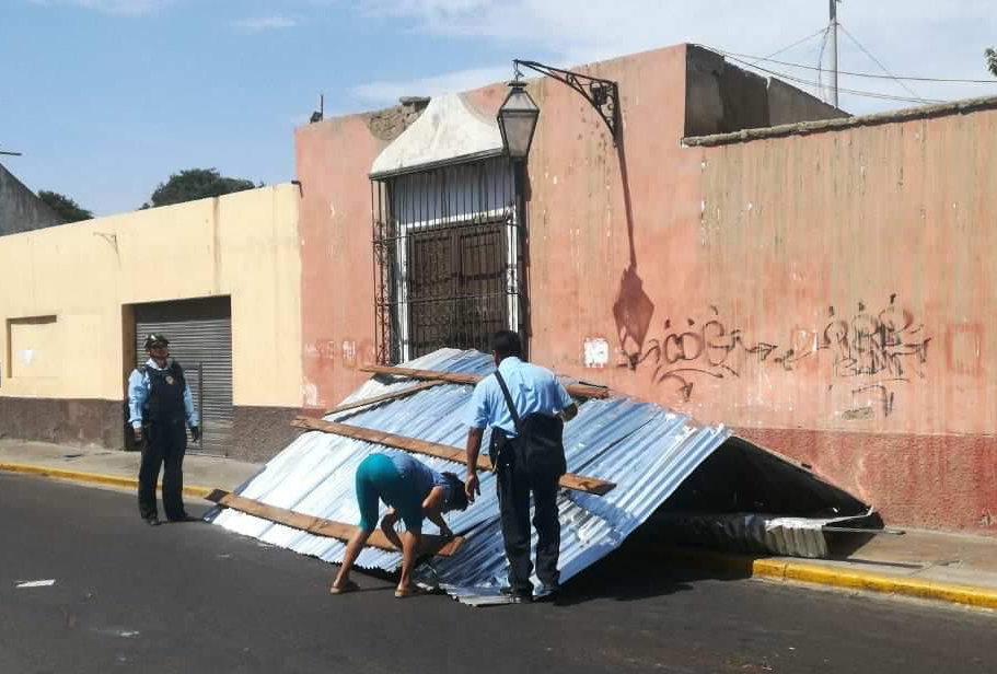 Viento hace colapsar techo de casona en centro histórico de Trujillo
