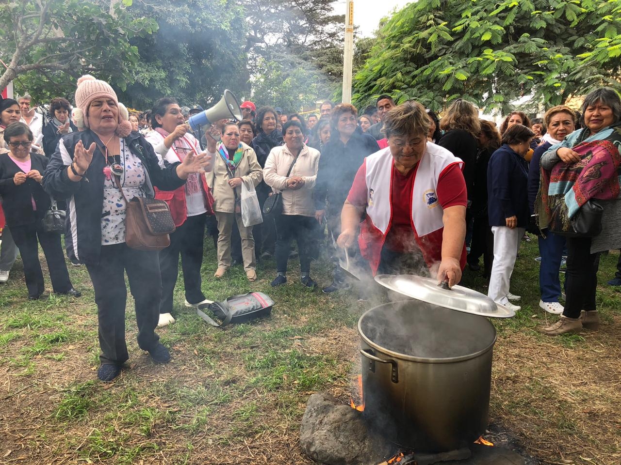 Trujillo: Sindicalistas usan parque para preparar olla común