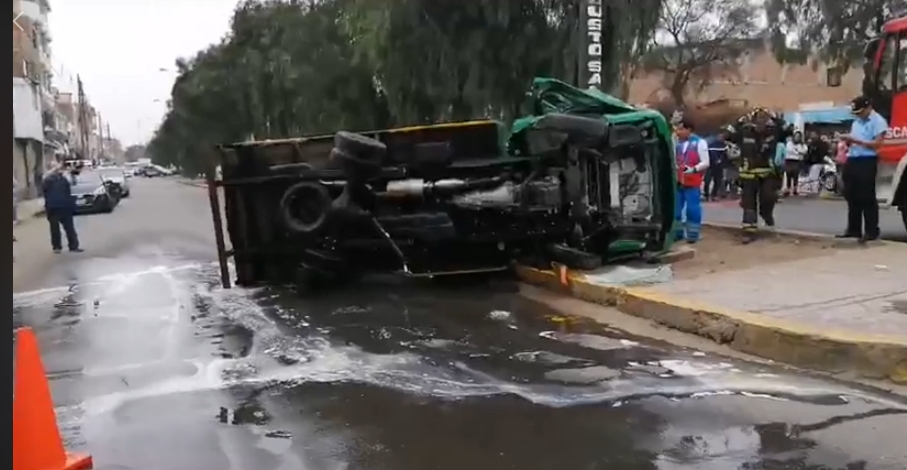 Trujillo: conductor queda herido en accidente y ciudadano resulta lesionado por tratar de ayudar