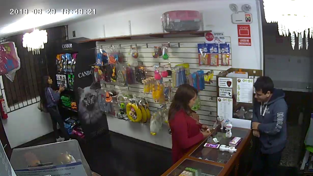 Trujillo: Mujer utiliza a su menor de edad para hurtar productos de veterinaria