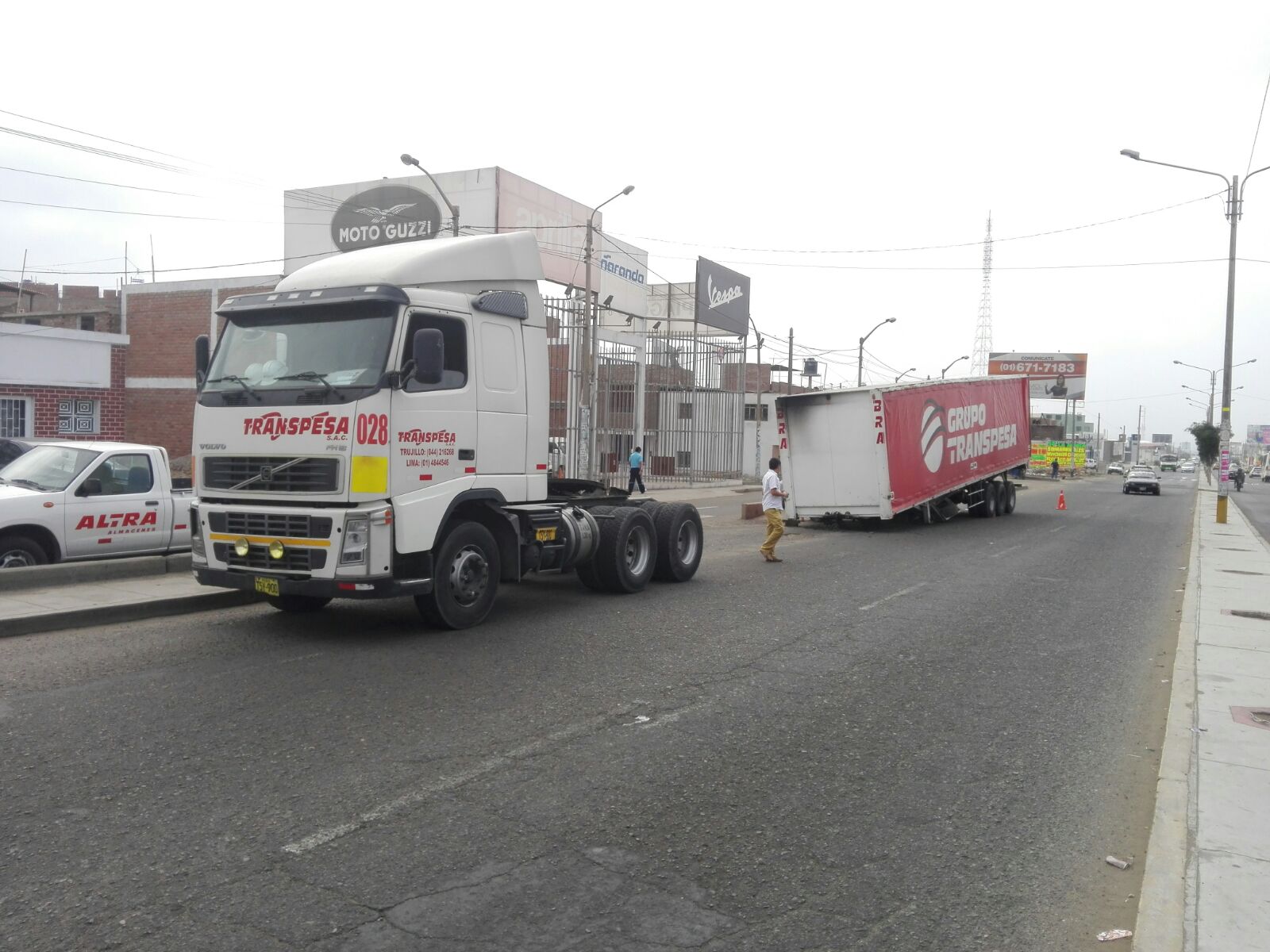 Furgón de semitrailer se desprende y casi ocasiona una tragedia 