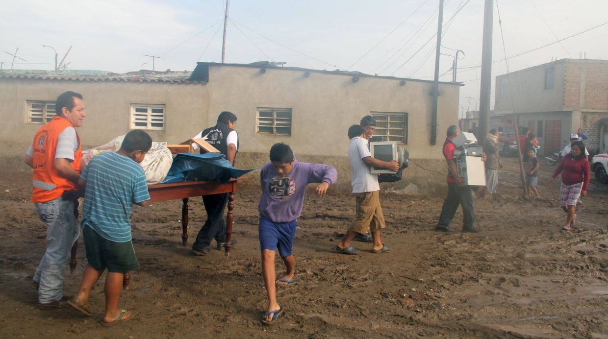 Buenos Aires: más de medio centenar de familias damnificadas por oleajes esperan ayuda (Video)