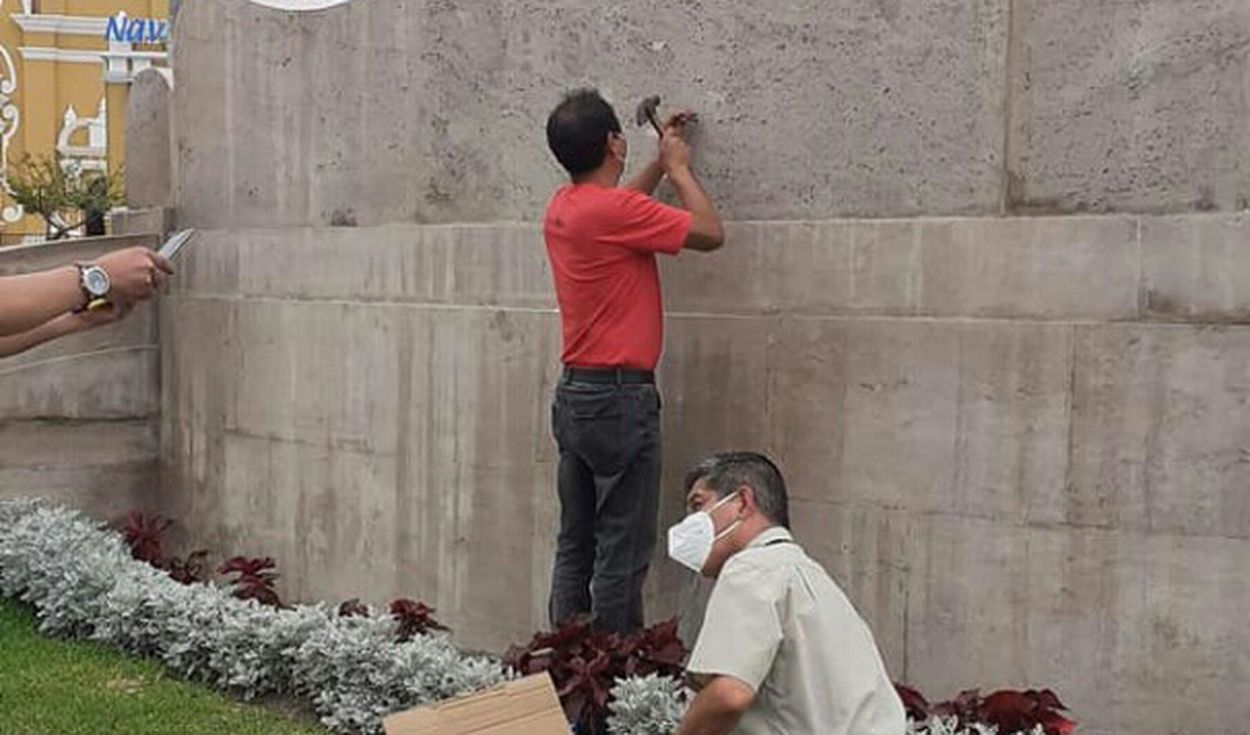 Trataron de colocar placa recordatoria en monumento de Plaza de Armas de Trujillo