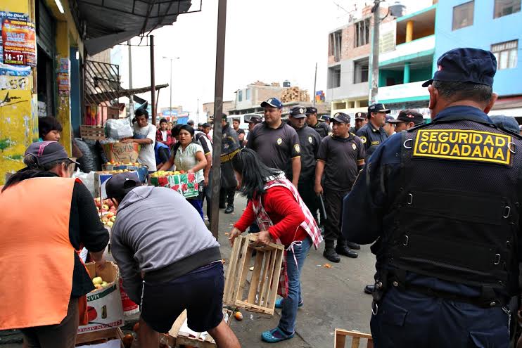 Decomisan mercadería que se exhibía en veredas del sector La Hermelinda