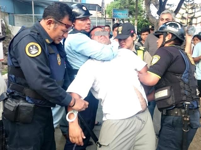 Vecinos atrapan a presunto delincuente y lo entregan a serenazgo