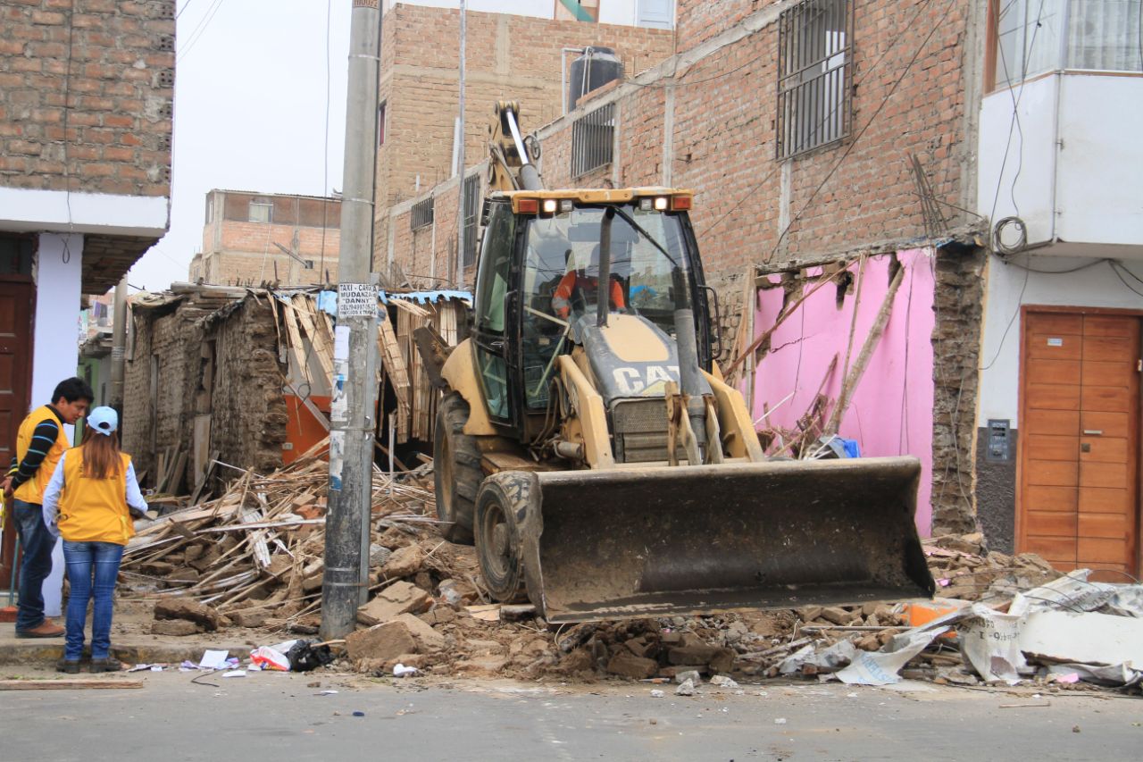 Demuelen vivienda que invadía psj. Nueva Zelanda en urb. Monserrate
