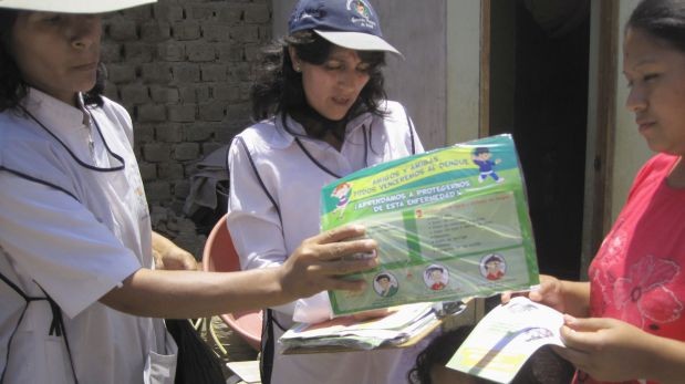 Visitan casa por casa para prevenir dengue