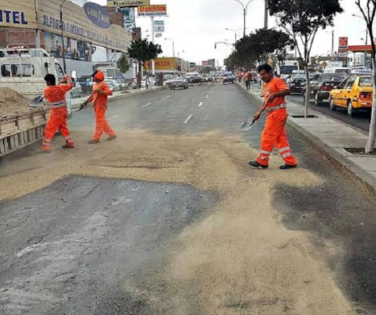  Trujillo: serenazgo evitó accidentes tras derrame de petróleo en la Av. Piérola(Vídeo)