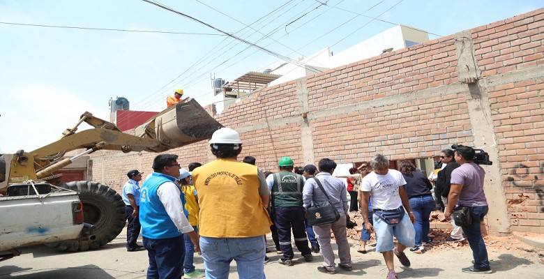 Trujillo: municipio demolió muro ilegal ubicado en la avenida Juan Pablo II