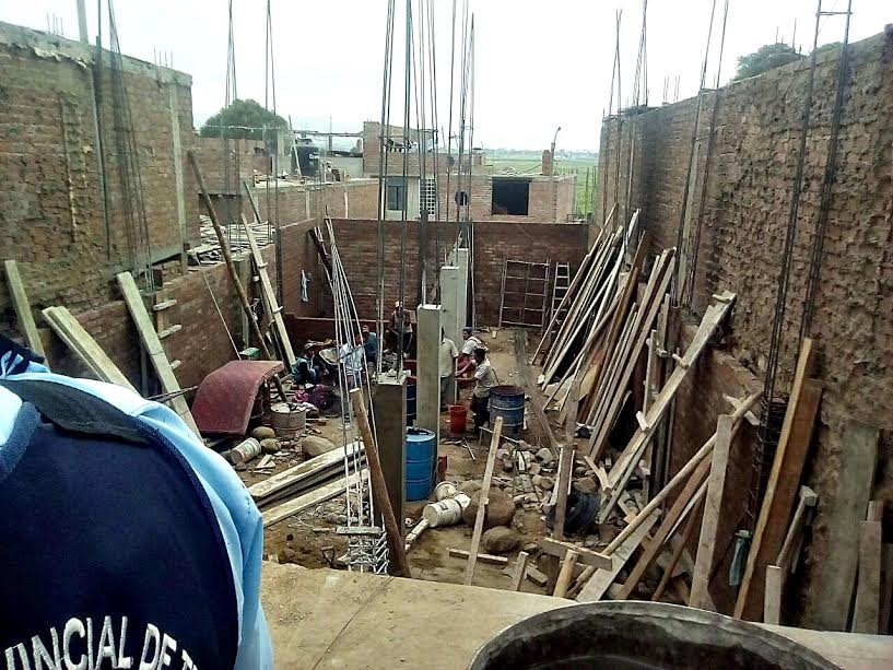 Trujillo: albañil atrapado tras derrumbe en construcción clandestina es rescatado por serenos