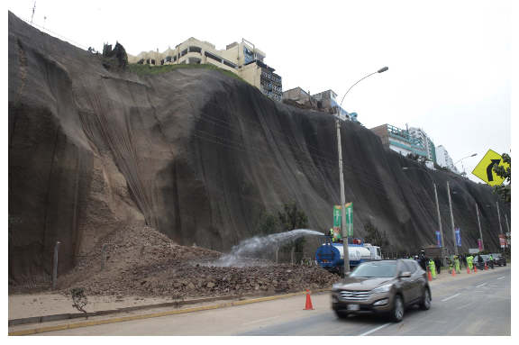 Cierran ambos sentidos de la Costa Verde por derrumbe de acantilado