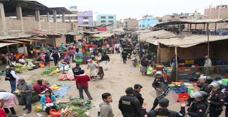 La Municipalidad desmontó 60 puestos informales en pasaje contiguo al mercado La Hermelinda