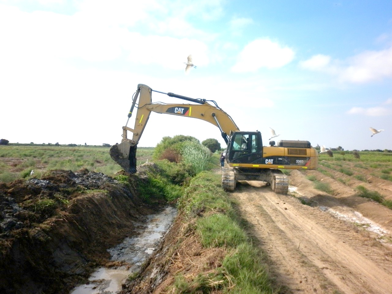 Minagri concluye trabajos de descolmatación de canales de riego en Paiján
