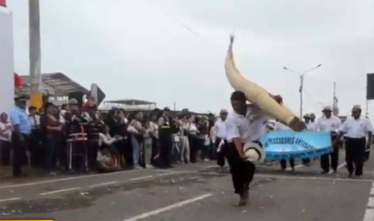 Pescadores de Huanchaco desfilaron con sus Caballitos de Totora