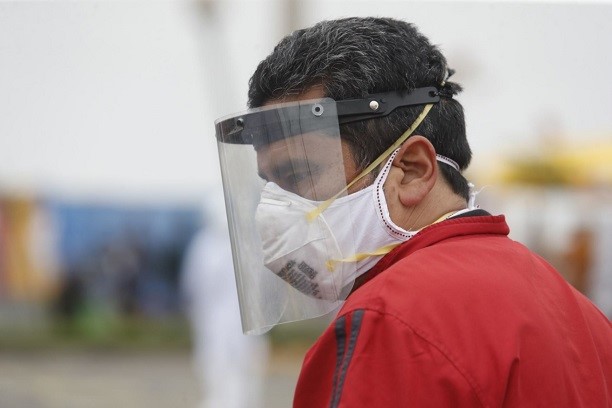 Sepa cómo desinfectar los protectores faciales y dónde guardarlos tras su uso