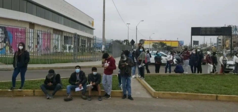 Desorden y caos en vacunatorios de Trujillo durante aplicación de segunda dosis