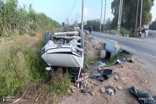Despiste y caída de auto a acequia deja cinco personas heridas en Laredo
