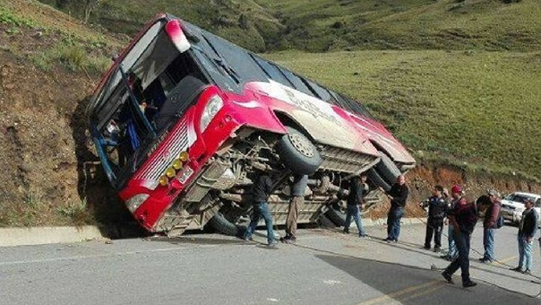 Volcadura de bus deja 10 heridos en Santiago de Chuco