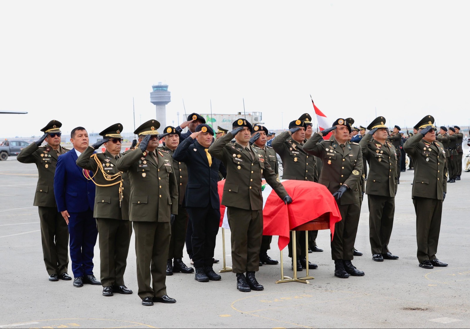 Ejército del Perú rindió honores fúnebres al general Marco Marín Saldaña