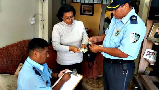  Hallan billetera con dinero y tarjetas de crédito y la devuelven a su propietaria 