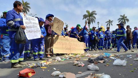 Trabajadores del Segat dejan basura en el frontis del municipio exigiendo el pago de sus sueldos