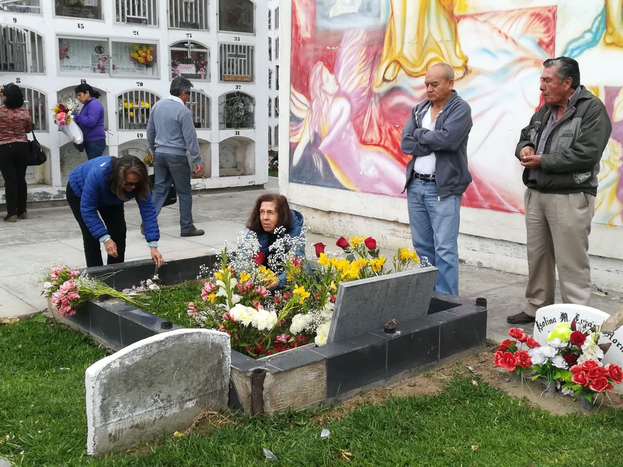 Cientos de trujillanos se congregan en cementerio Miraflores por el Día de los Muertos